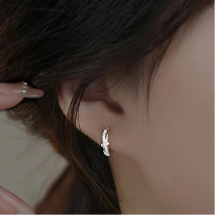 Bow-shaped sterling silver earrings with Zirconia crystals