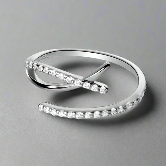 Gedrehter Ring aus Sterlingsilber mit Zirkonia-Kristallen