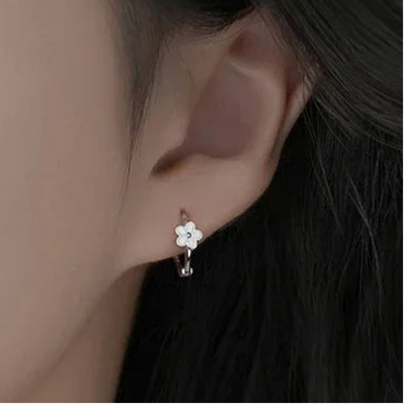 Mini flower-shaped sterling silver earrings in two colors