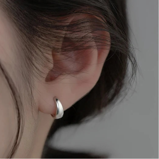 Minimalist hoop-shaped sterling silver earrings in two colors