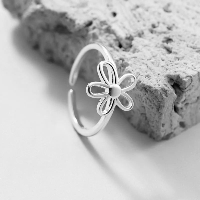 Minimalist flower-shaped sterling silver ring with adjustable size