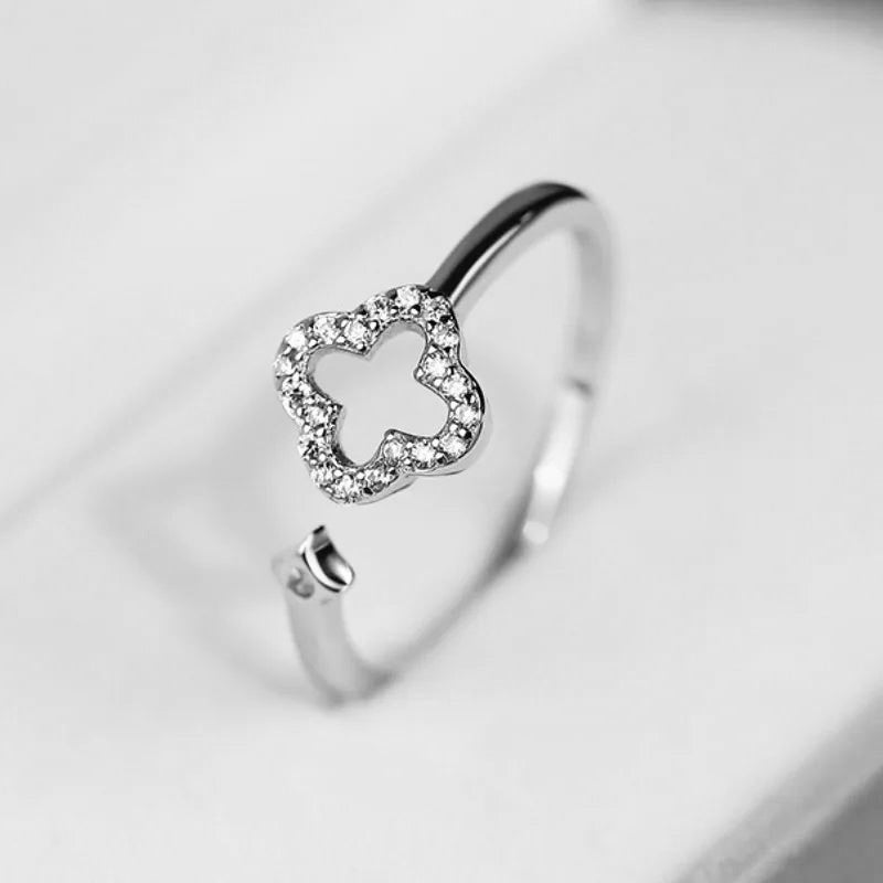 Clover-shaped shiny sterling silver ring with zircon crystals