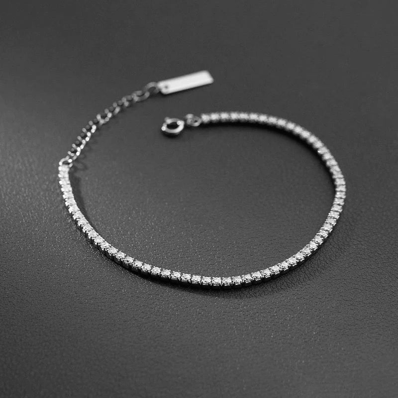 Minimalistisches Tennisarmband aus Sterlingsilber, verziert mit Zirkonia-Steinen