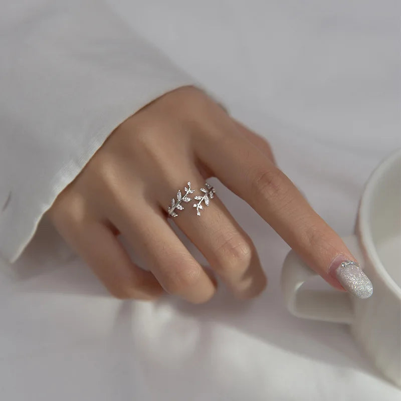 Leaf-shaped silver ring with adjustable size