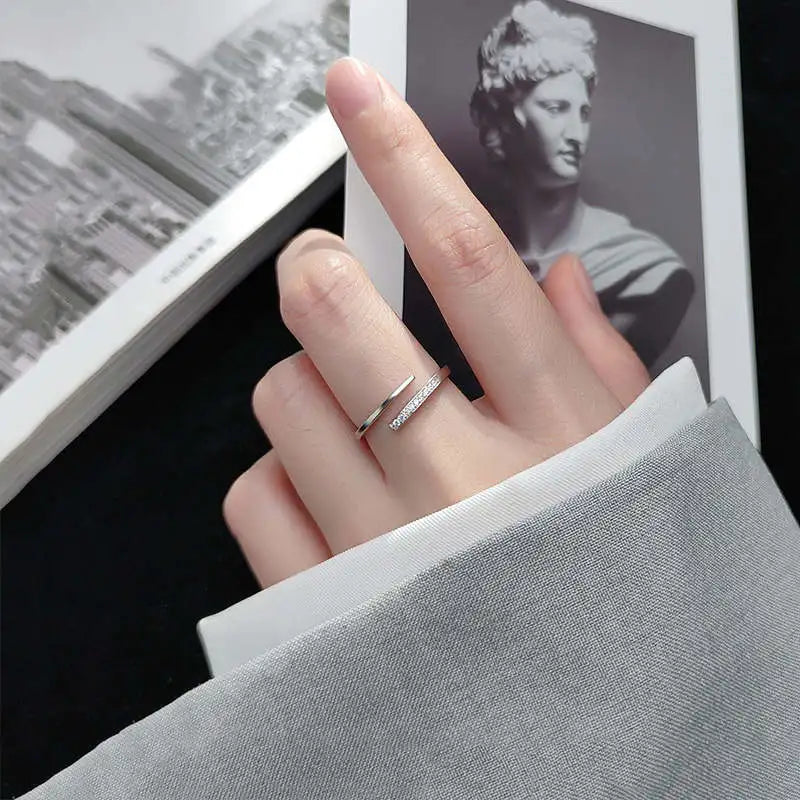 Minimalistischer, größenverstellbarer Ring aus Sterlingsilber mit Zirkonia-Kristallen