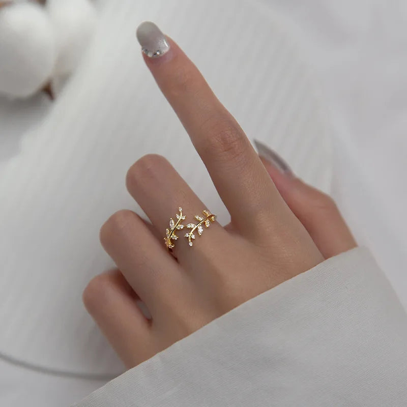 Leaf-shaped silver ring with adjustable size