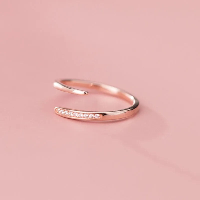 Minimalistischer, größenverstellbarer Ring aus Sterlingsilber mit Zirkonia-Kristallen