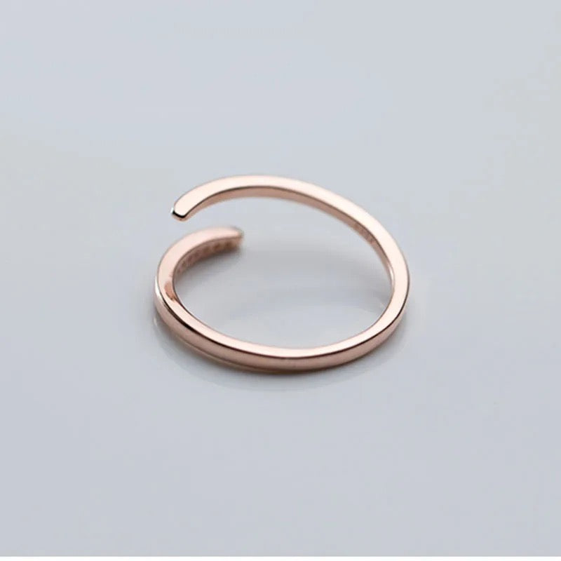 Minimalistischer, größenverstellbarer Ring aus Sterlingsilber mit Zirkonia-Kristallen