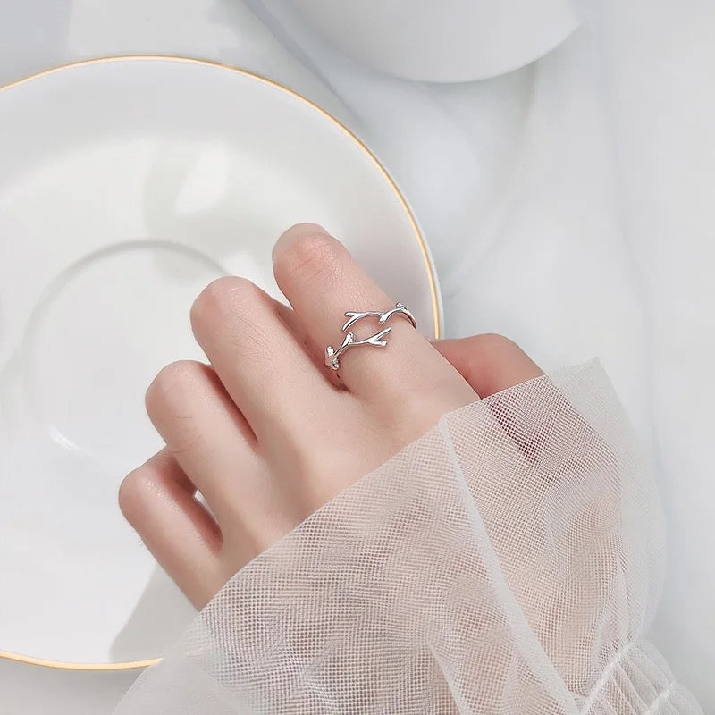 Adjustable sterling silver ring in the shape of a branch 