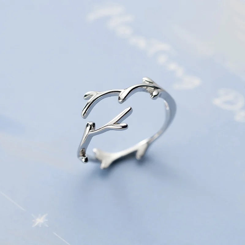 Adjustable sterling silver ring in the shape of a branch 