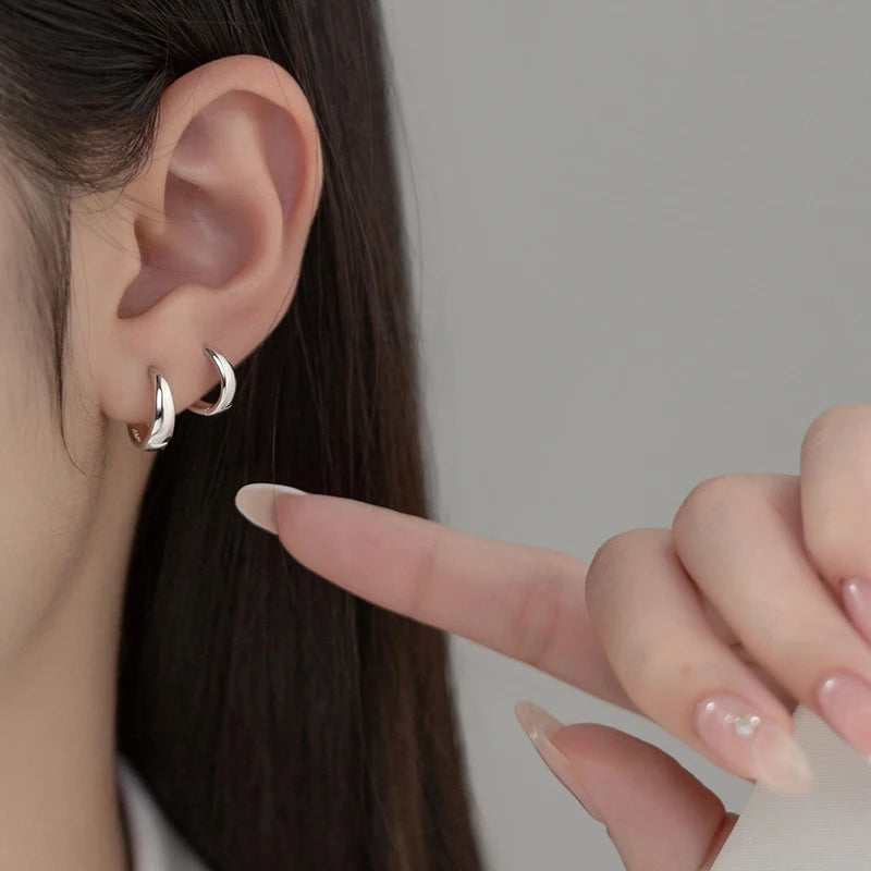 Minimalist hoop-shaped sterling silver earrings in two colors