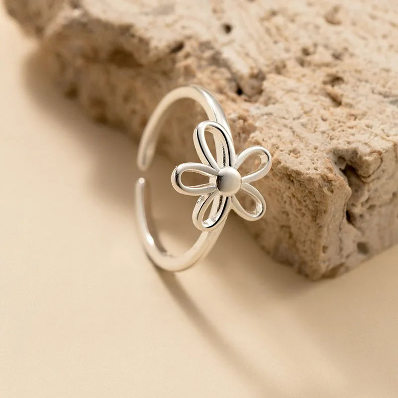 Minimalist flower-shaped sterling silver ring with adjustable size