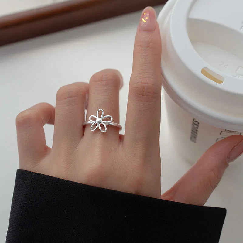 Minimalist flower-shaped sterling silver ring with adjustable size