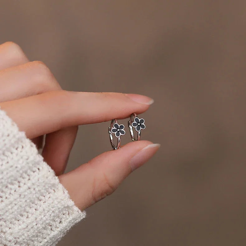 Mini flower-shaped sterling silver earrings in two colors