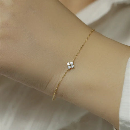 Clover-shaped shiny sterling silver bracelet with zircon crystals