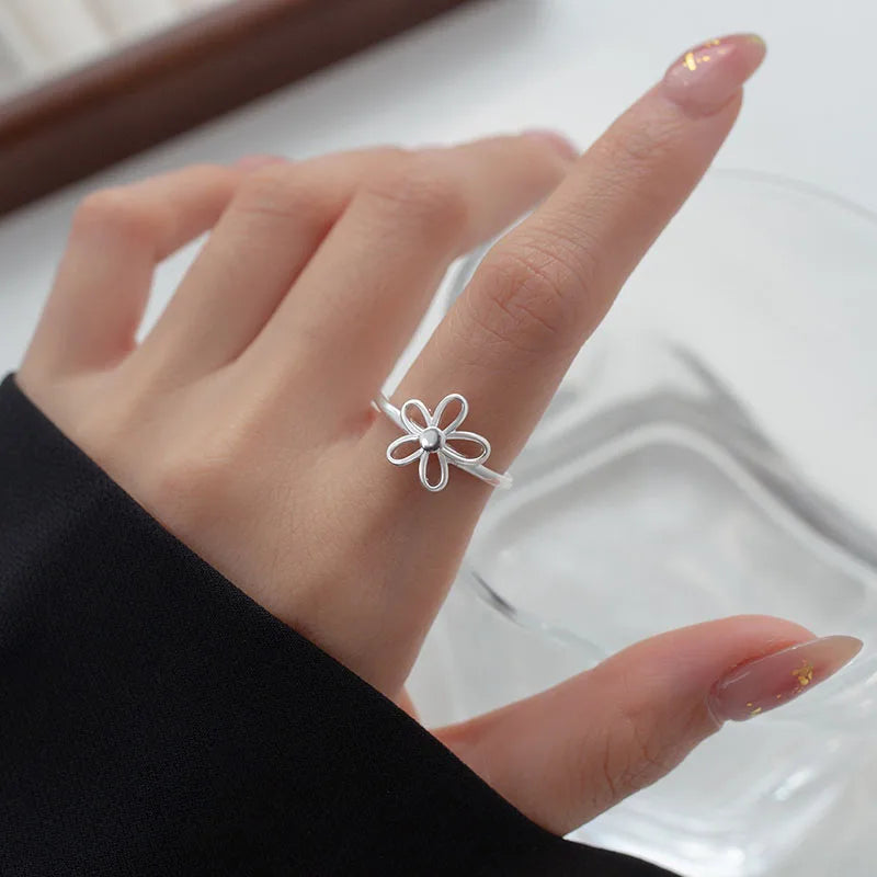 Minimalist flower-shaped sterling silver ring with adjustable size