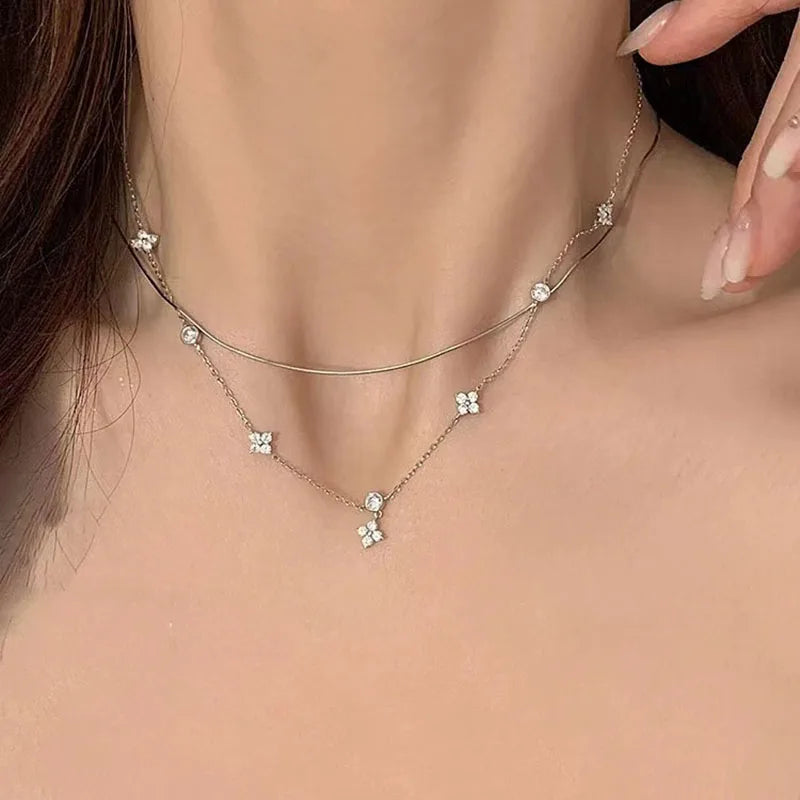 Shiny clover-shaped zirconia crystal sterling silver necklace