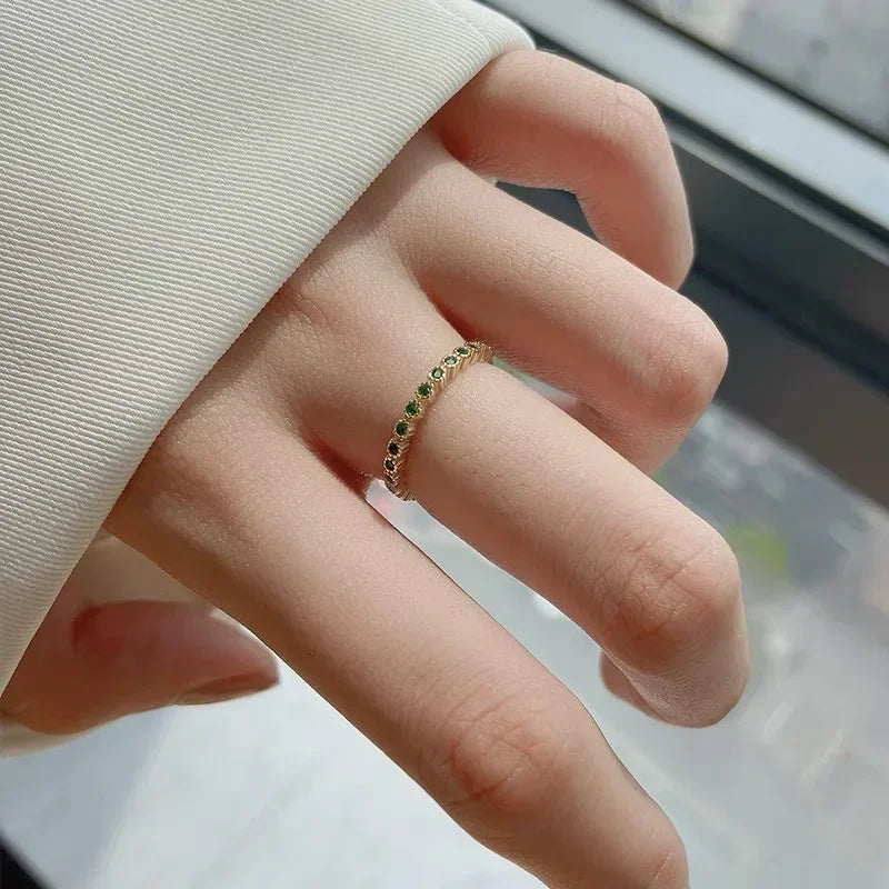 Minimalistischer, größenverstellbarer Ring aus Sterlingsilber, verziert mit grünen Zirkonkristallen