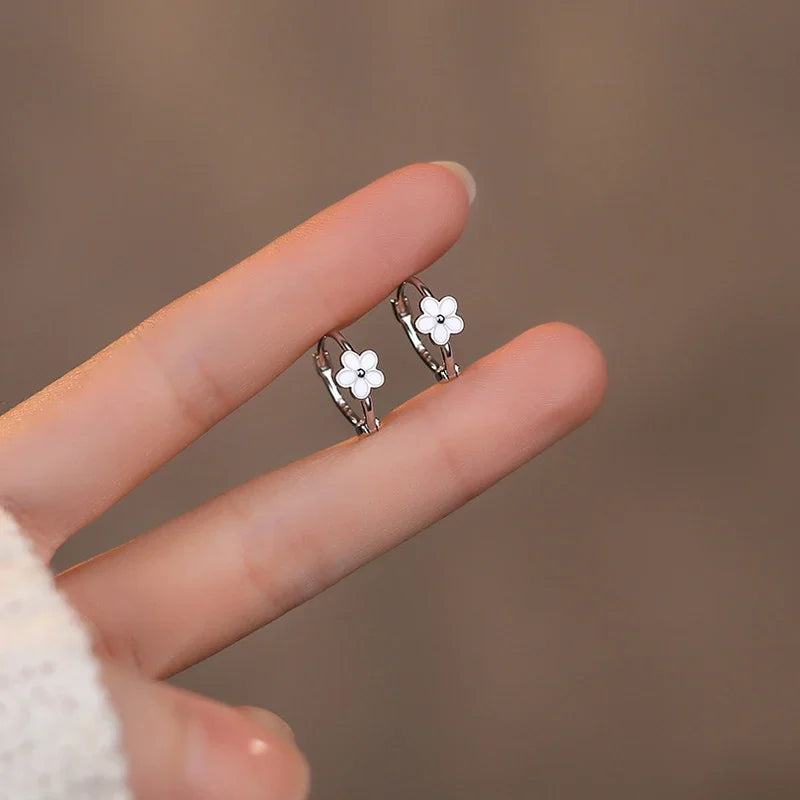 Mini flower-shaped sterling silver earrings in two colors