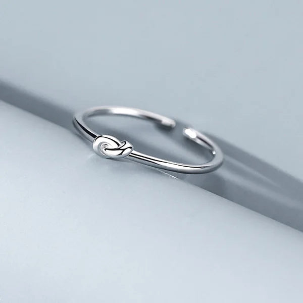 Knotenförmiger, größenverstellbarer Ring aus Sterlingsilber