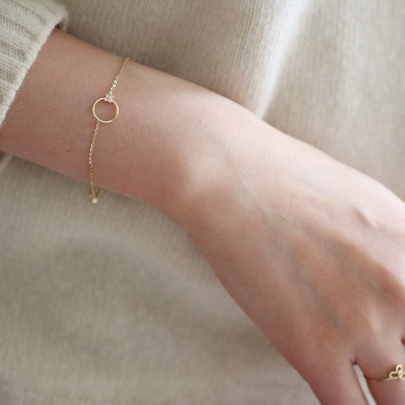 Gold-plated sterling silver bracelet in a minimalist circle shape 