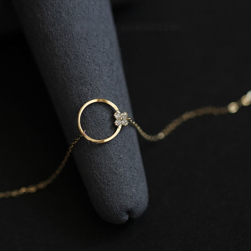 Gold-plated sterling silver bracelet in a minimalist circle shape 