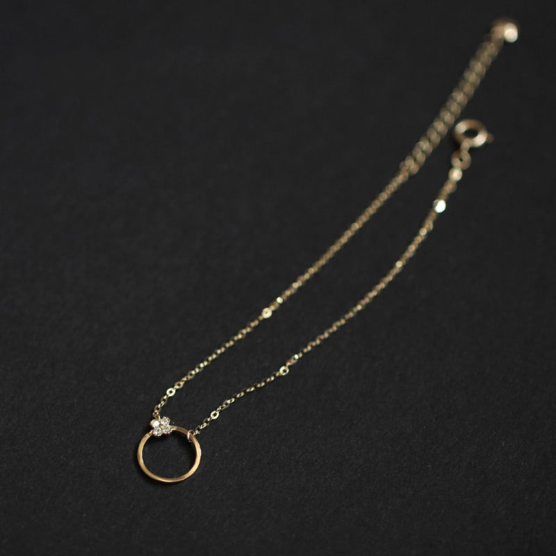 Gold-plated sterling silver bracelet in a minimalist circle shape 